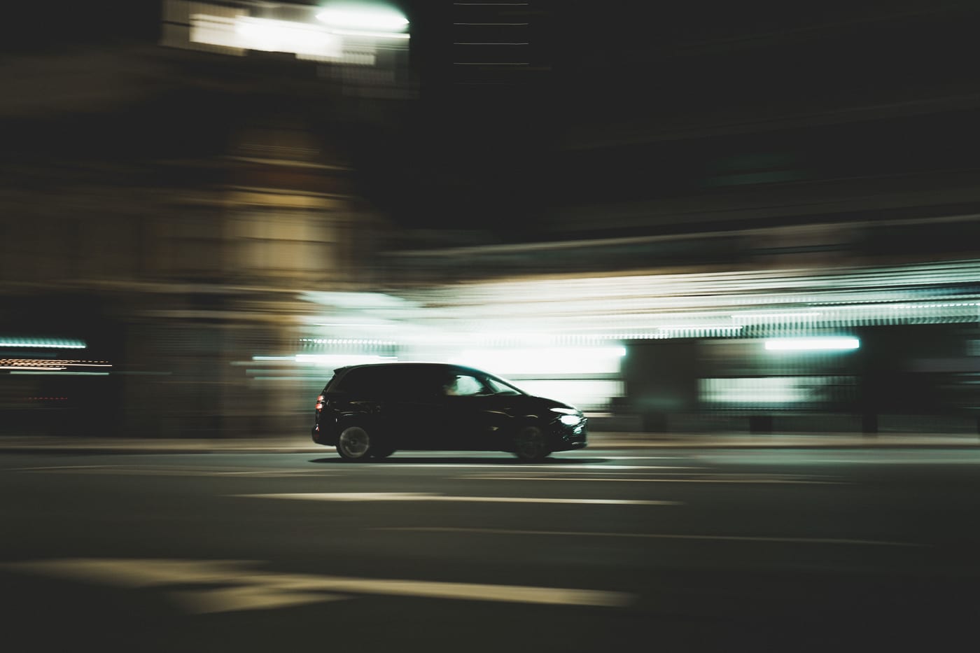 Servicefahrzeug des Anlagenmechanikers bei Nacht auf dem Weg zum Notdiensteinsatz